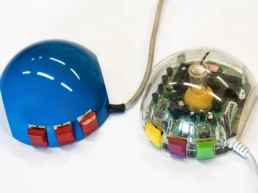 A droite, la copie de la Souris 4 fabriquée à Taïwan en 1992.