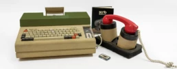 Le Scrib est un ordinateur portable conçu par Bobst Graphic (filiale de Bobst à Mex) en 1977, sur la base des développements des premiers Smaky. Fabriqué à mille exemplaires, cet ordinateur suisse était destiné aux journalistes | Scrib du Musée Bolo - 2023