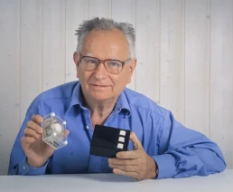 Jean-Daniel Nicoud présente la Souris 1 et la Souris 2, développées dans son laboratoire à l'EPFL | © Archives Musée Bolo